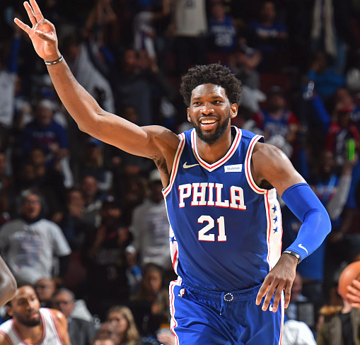 皇家社会训练开放日，集结日调整名单引欢呼，德甲在即，资深球员宣示担当(德甲拜仁球员名单)