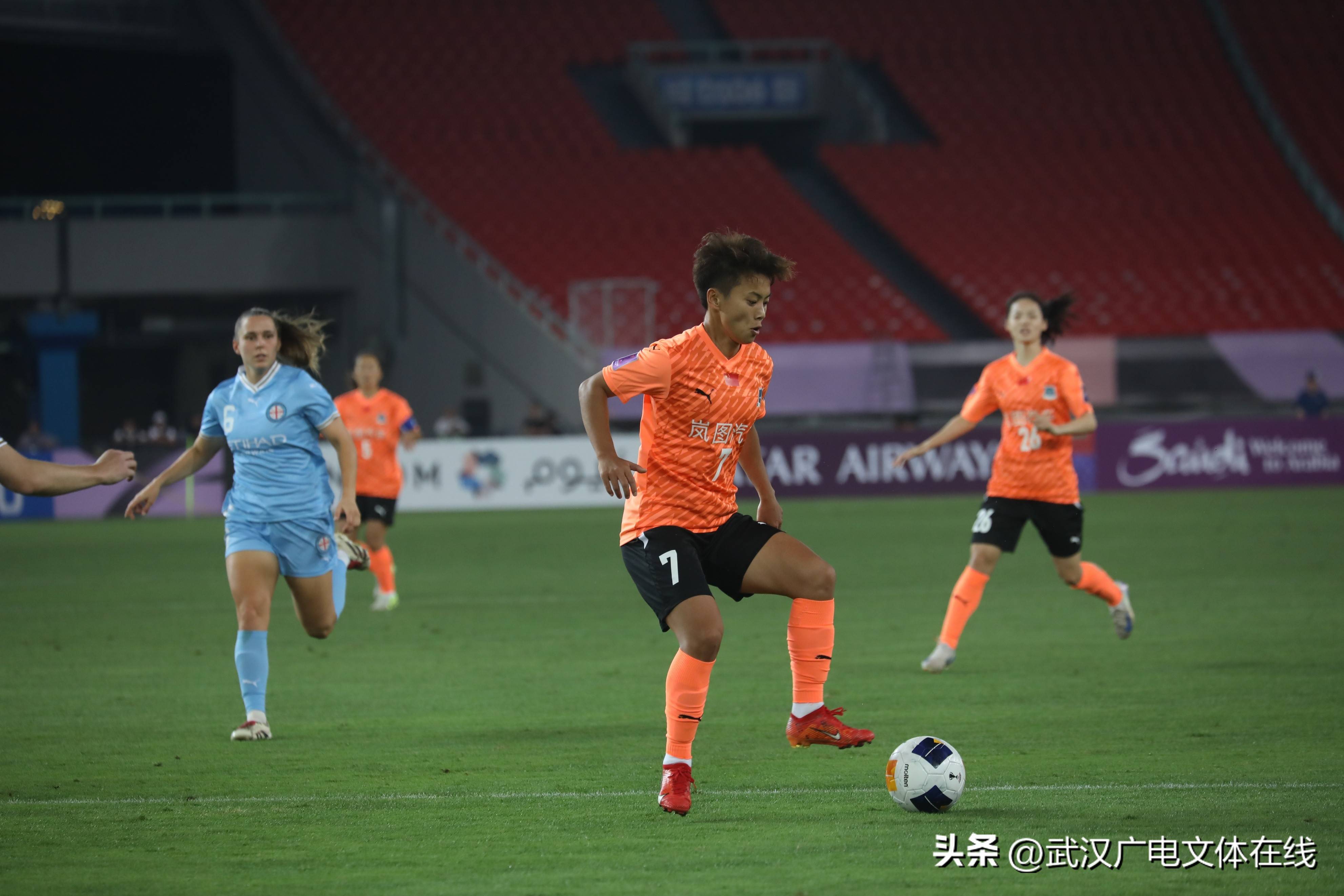  赛地聚焦——亚冠今晚热度飙升，武汉三镇单刀错失，球迷炸锅，资深球员宣示担当-开云网站娱乐